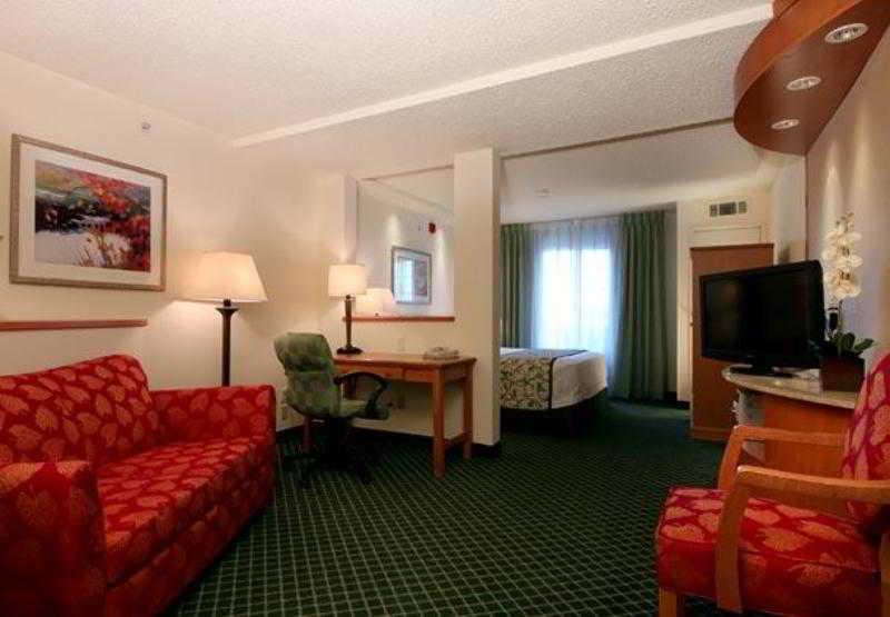 Fairfield Inn And Suites By Marriott Houston The Woodlands Room photo